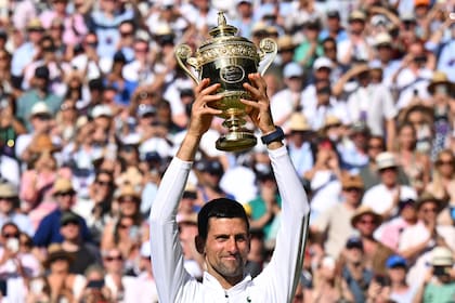 Novak Djokovic conquistó el trofeo de Wimbledon por séptima vez en su carrera, el 21° Grand Slam (uno más que Roger Federer, uno menos que Rafael Nadal).