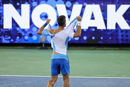 Novak Djokovic destroza su camiseta a modo de festejo, tras ganarle un partidazo a Carlos Alcaraz