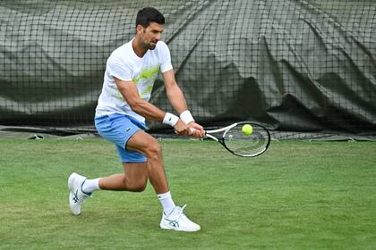 Novak Djokovic, durante una de las prácticas para The Championships; el serbio busca su quinto título seguido en el All England