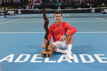 Novak Djokovic, el domingo pasado, celebrando el título en Adelaida, Australia