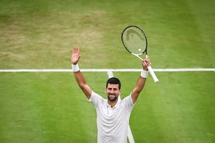 Novak Djokovic, el máximo ganador de Grand Slams de la historia, busca igualar a Roger Federer en Wimbledon