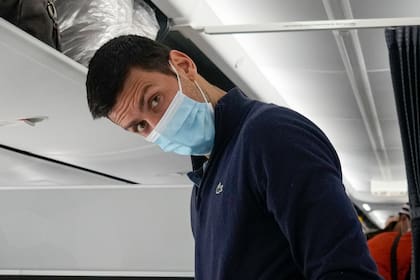 Novak Djokovic, en el avión que lo llevó de regreso a Belgrado, tras ser deportado el domingo pasado de Melbourne