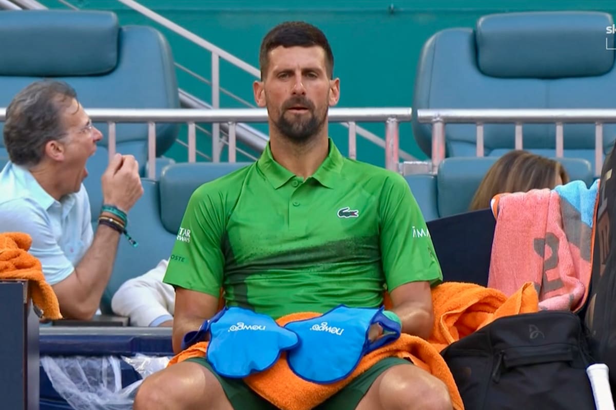 Novak Djokovic, en el descanso previo al octavo game de su partido con Sebastian Korda, y los guantes para morigerar el calor y bajar la temperatura corporal