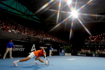 Novak Djokovic, en el momento más incómodo y doloroso de la noche; más tarde, continuó sin problemas