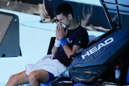 Novak Djokovic, en un descanso durante la práctica de este miércoles en el Rod Laver Arena, en Melbourne; el número 1 del mundo ya se prepara para el Open australiano