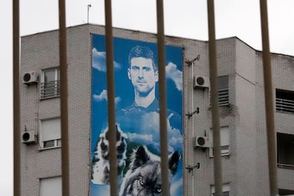 Novak Djokovic en un edificio en Belgrado, Serbia. Su familia dará una conferencia de prensa y se espera que también participe el tenista