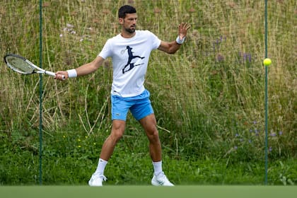 Novak Djokovic entrenándose en Wimbledon, el tercer Grand Slam del año, que levantará el telón el próximo lunes; Nole es el gran candidato al título, una vez más