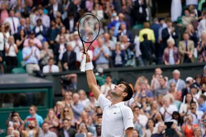 Novak Djokovic festeja su triunfo sobre Denis Shapovalov en la semifinal individual masculina de Wimbledon en Londres, 9 de julio de 2021. Djokovic enfrentará a Matteo Berrettini en la final el domingo 11 de julio de 2021. (AP Foto/Alberto Pezzali)