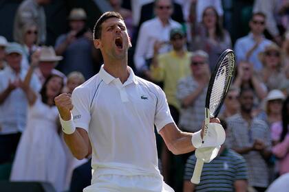 Novak Djokovic festeja su victoria ante Cameron Norrie en las semifinales, que le permitió avanzar a su octava final en el All England Club.