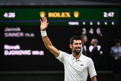 Novak Djokovic festeja tras ganarle a Jannick Sinner en las semifinales de Wimbledon; el serbio venció en sets corridos y está en la final