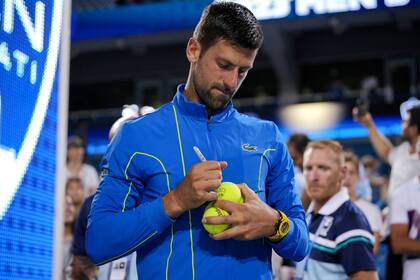 Novak Djokovic firma autógrafos tras derrotar a Carlos Alcaraz en la final del Masters de Cincinnati, el domingo 20 de agosto de 2023. (AP Foto/Aaron Doster)