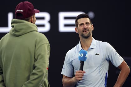 Novak Djokovic fue entrevistado por Nick Kyrgios en el court central del Melbourne Park