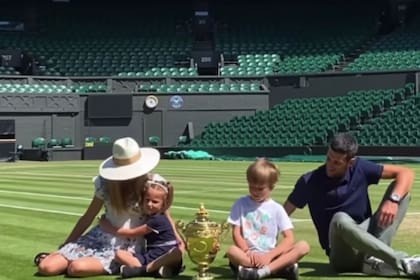 Novak Djokovic ganó su séptimo título en Wimbledon y celebró junto a su familia en la cancha central