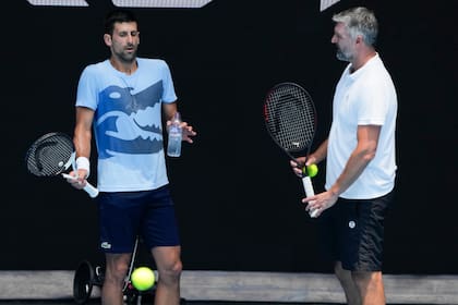 Novak Djokovic gesticulando junto con Goran Ivanisevic, durante un entrenamiento en el Abierto de Australia 2023; el croata dejó de ser el coach del número 1 del mundo