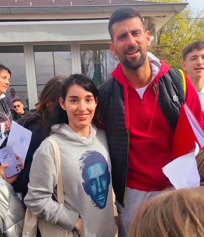 Novak Djokovic junto con la argentina Silvina Funes, presidenta del club de fans oficial del GOAT del tenis