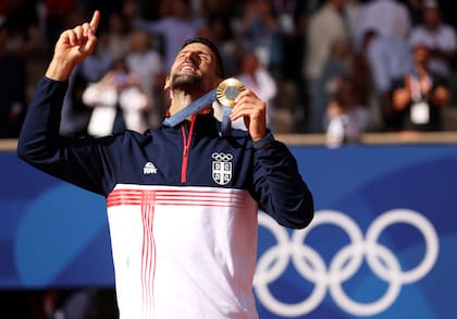 Novak Djokovic logró su último triunfo en singles en los Juegos Olímpicos de París, en agosto pasado; este domingo, irá por el título 100 de su carrera profesional