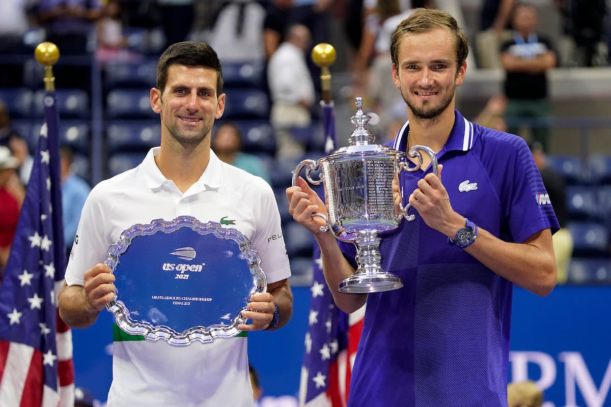 Novak Djokovic posa con el plato como finalista; Daniil Medvedev, con la copa de campeón, luego de una gran final en el US Open