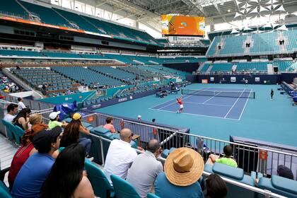Novak Djokovic practica para el torneo de tenis Miami Open en el Hard Rock Stadium, el lunes 18 de marzo de 2019, en Miami Gardens, Florida.