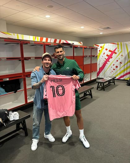 Novak Djokovic quedó sorprendido con el gesto de Lionel Messi, quien llevó a toda su familia a la tribuna del deportista serbio para alentarlo