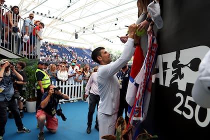 Novak Djokovic recibió un cálido recibimiento en su debut en el ATP de Adelaida