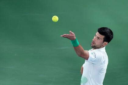 Novak Djokovic saca ante Jiri Vesely durante el torneo de Dubái, el 24 de febrero de 2022. (AP Foto/Ebrahim Noroozi)
