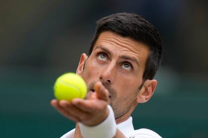 Novak Djokovic saca ante Marton Fucsovics en los cuartos de final de Wimbledon, el miércoles 7 de julio de 2021, en Londres. (AP Foto/Kirsty Wigglesworth)