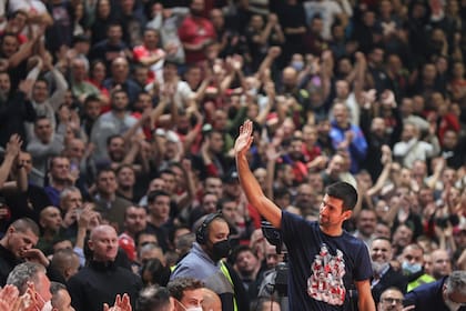 Novak Djokovic saluda al público la noche del 14 de diciembre, en Belgrado