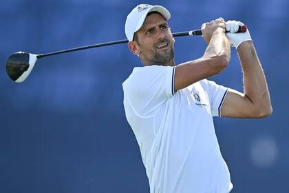 Novak Djokovic se animó a jugar al golf, la rompió e hizo sonreír a todos con su festejo