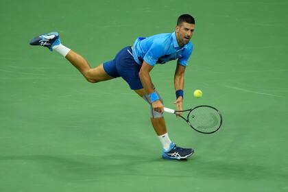 Novak Djokovic se enfrenta con el italiano Cobolli en el Masters 1000 chino. (AP Foto/Matt Rourke)