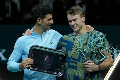 Novak Djokovic, seis veces campeón en París, felicita a su vencedor, Holger Rune