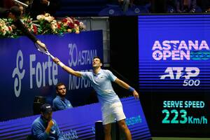 Novak Djokovic, siempre un espectáculo, ahora en Kazajistán; había arrojado la raqueta al aire y se la devuelve un niño, durante la semifinal contra Daniil Medvedev.