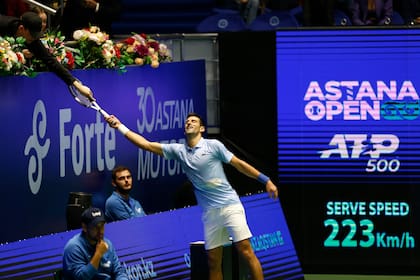 Novak Djokovic, siempre un espectáculo, ahora en Kazajistán; había arrojado la raqueta al aire y se la devuelve un niño, durante la semifinal contra Daniil Medvedev.