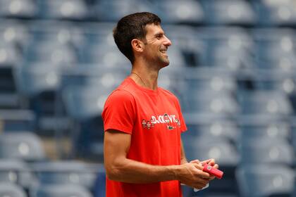Novak Djokovic sonríe durante una sesión de práctica antes del inicio del US Open 2021 en el USTA Billie Jean King National Tennis Center de la ciudad de Nueva York