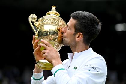 Novak Djokovic sostiene el trofeo después de ganar su sexta final masculina de Wimbledon en el Torneo de Tenis de los Campeonatos de Wimbledon en el All England Lawn Tennis y Croquet Club el 11 de julio de 2021 en Londres, Inglaterra.