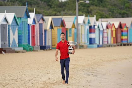 Novak Djokovic luciendo su noveno trofeo de Australia en Brighton Beach, Melbourne
