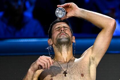 Novak Djokovic terminó exhausto luego del triunfo en tres sets, con dos tie-breaks y por más de tres horas, sobre Daniil Medvedev, en el Masters de Turín.