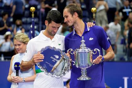 Novak Djokovic y Daniil Medvedev con los trofeos de finalistas del Abierto de Estados Unidos de 2021; el ruso se quedó con el más grande, cuando el serbio podía lograr el póquer del Grand Slam.