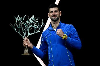 Novak Djokovic y el singular trofeo del Masters 1000 de París, tras vencer a Grigor Dimitrov en el duelo decisivo