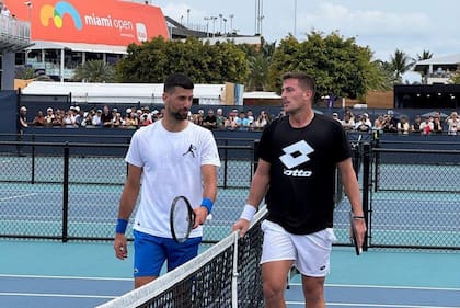 Novak Djokovic y Federico Gómez, en marzo pasado, en el Miami Open; el serbio arropó al argentino tras el preocupante posteo del jugador nacido en Merlo