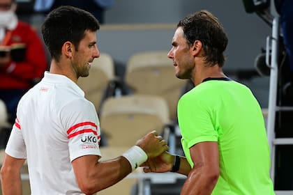 Novak Djokovic y Rafael Nadal, tras la victoria del serbio en las semifinales de Roland Garros 2021; construyeron una fuerte rivalidad dentro y fuera de la cancha