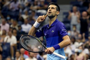Novak Djokovic y un gesto que parece dedicado al público; el serbio dio otro paso en busca del título