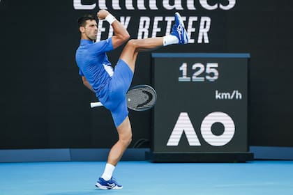 Novak Djokovic y una curiosa pose durante la jornada de exhibición a beneficio que se realizó en el Rod Laver Arena; el serbio vuelve a llegar como gran favorito para conquistar el primer Grand Slam de 2024
