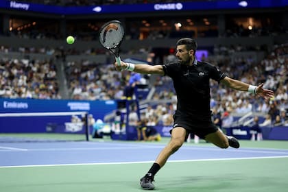 Novak Djokovic y una elasticidad inconcebible, un clásico del serbio (Photo by JULIAN FINNEY / GETTY IMAGES NORTH AMERICA / Getty Images via AFP)