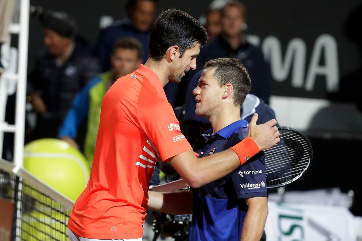 Novak Djokovic yDiego Schwartzman de Argentina después de vencerlo durante un partido de semifinal en el torneo de tenis Abierto de Italia, en Roma.