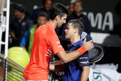 Novak Djokovic yDiego Schwartzman de Argentina después de vencerlo durante un partido de semifinal en el torneo de tenis Abierto de Italia, en Roma.