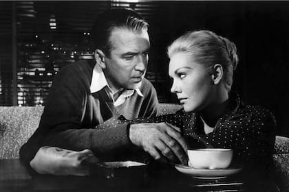 Novak y James Stewart en una escena de Vértigo