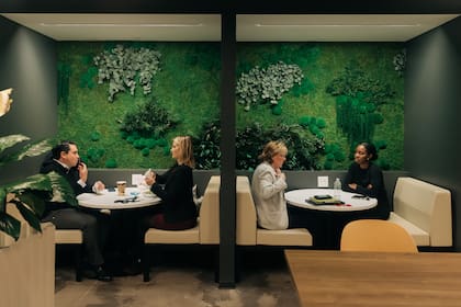 Novedosos espacios para reuniones, lejos del layout de las salas a puertas cerradas y vidriadas anteriores a la pandemia