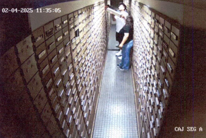 Mauricio Novelli, en la sucursal del Banco Galicia manipulanod una de las cajas