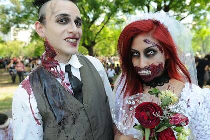 Noveno encuentro de la ''''''''''''''''Zombie Walk Argentina 2016'''''''''''''''', que partió desde Plaza San Martín al mediodía en una caminata hasta el Parque Thays