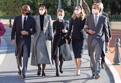 Noviembre de 2020. Llega a una misa en Montecarlo, flanqueada por Andrea Casiraghi y su mujer, Tatiana Santo Domingo (derecha), y Pierre Casiraghi y su mujer, la condesa italiana Beatrice Borromeo (izquierda).
